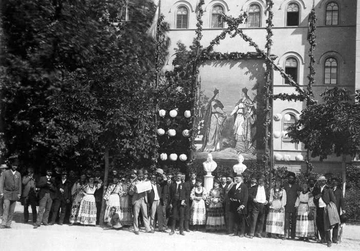 Sveučilišni trg 1981. godine. Jubilarna gospodarsko-šumarska izložba. Dalmatinci